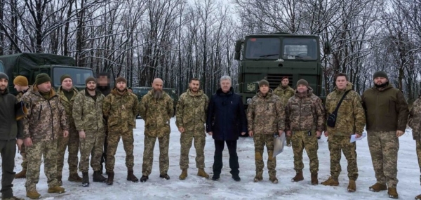 Военные на фронте получили новую партию оружия и техники от Порошенко. Фото